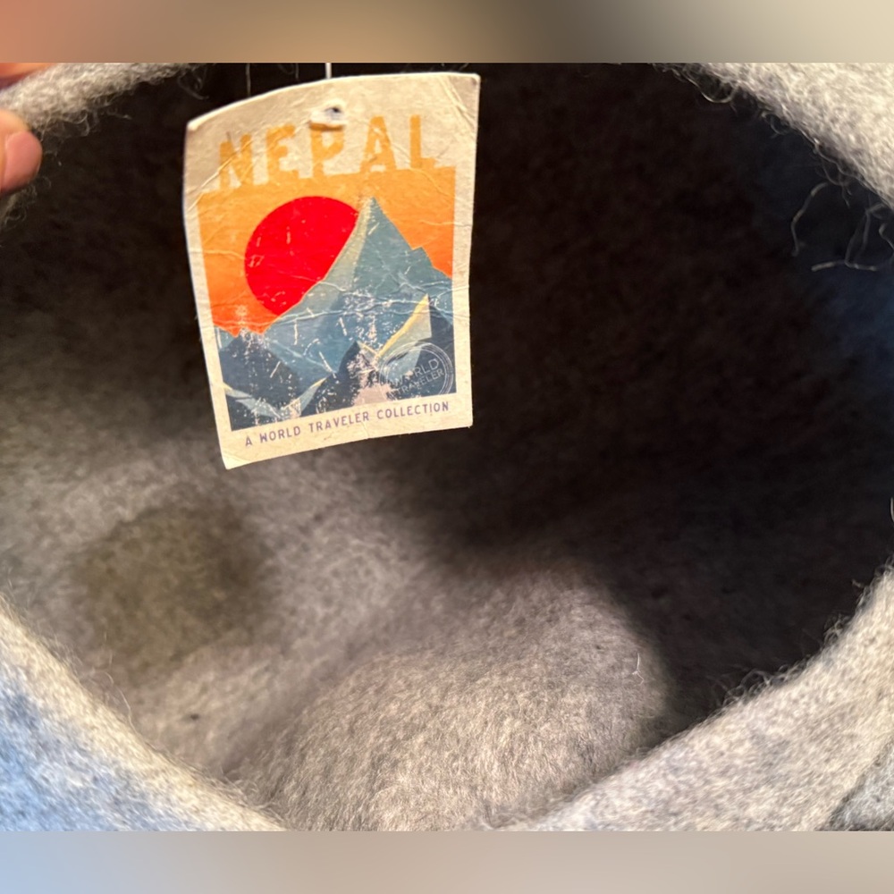 World Travelers Collection NWT Gray Wool Felted Huge Cozy Cat Cave Bed - Picture 9 of 11